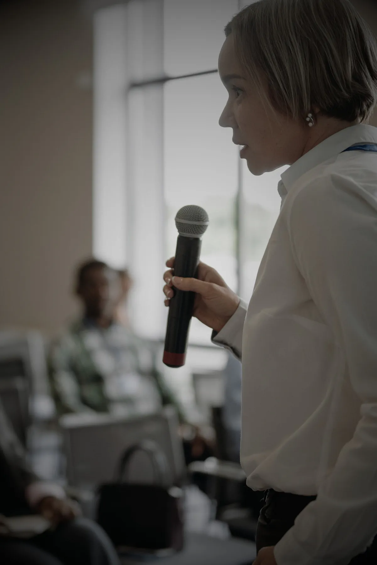Professionnelle interrogeant une source lors d’une conférence